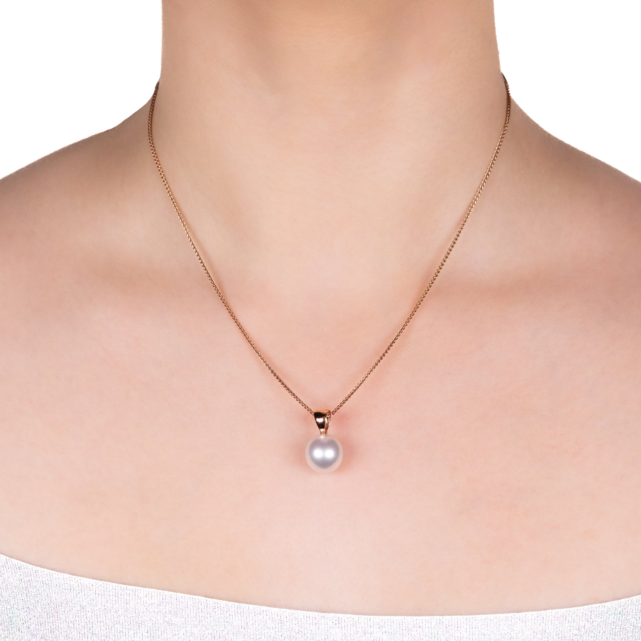 Pearl necklace with rose gold chain on a mannequin