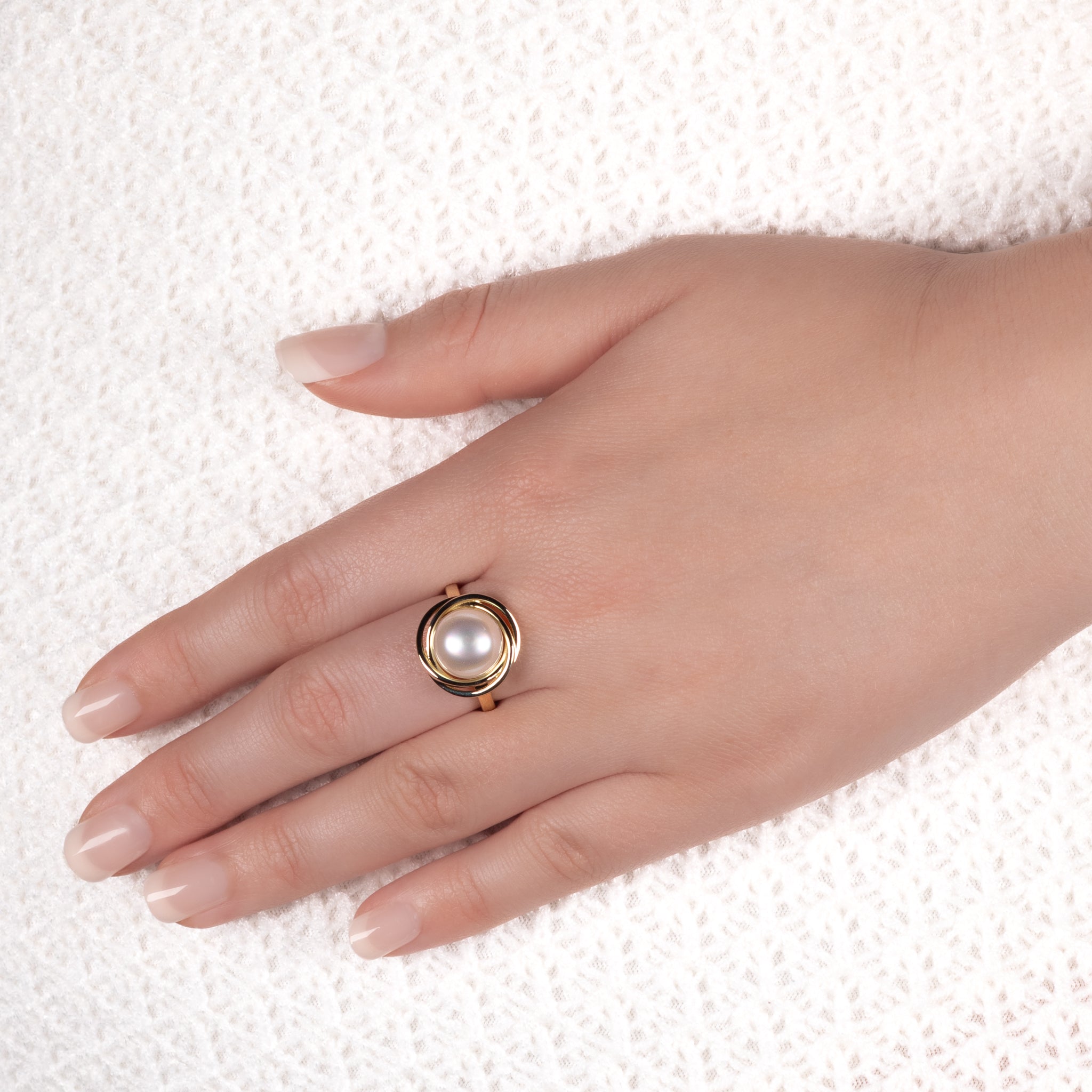 9K Yellow Gold Australian South Sea Cultured 10-11mm Ring on a Model