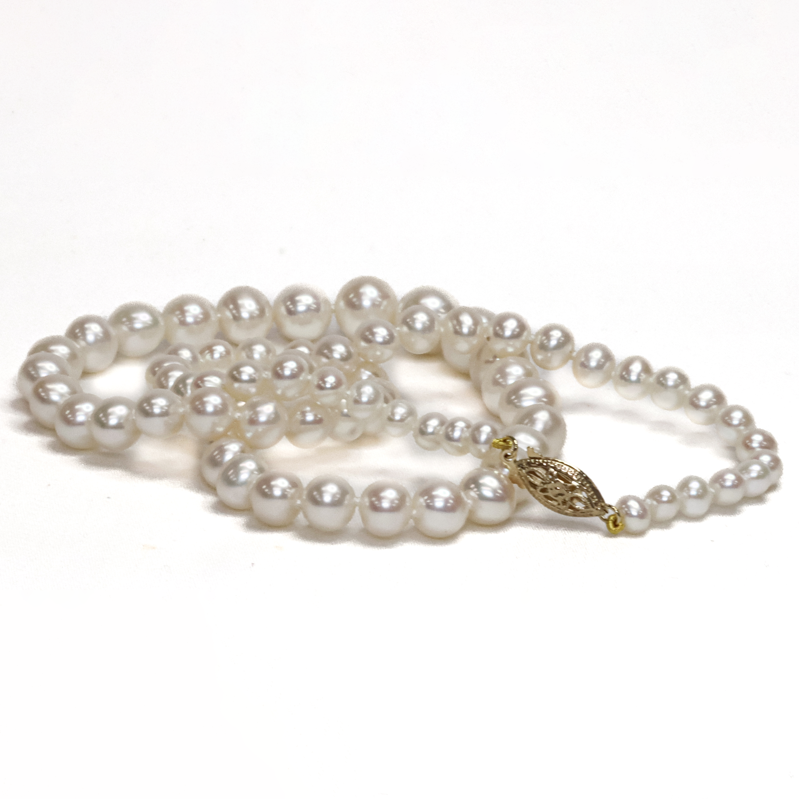 Freshwater Pearl Strand with Graduated Round Pearls and a 9K Yellow Gold Clasp