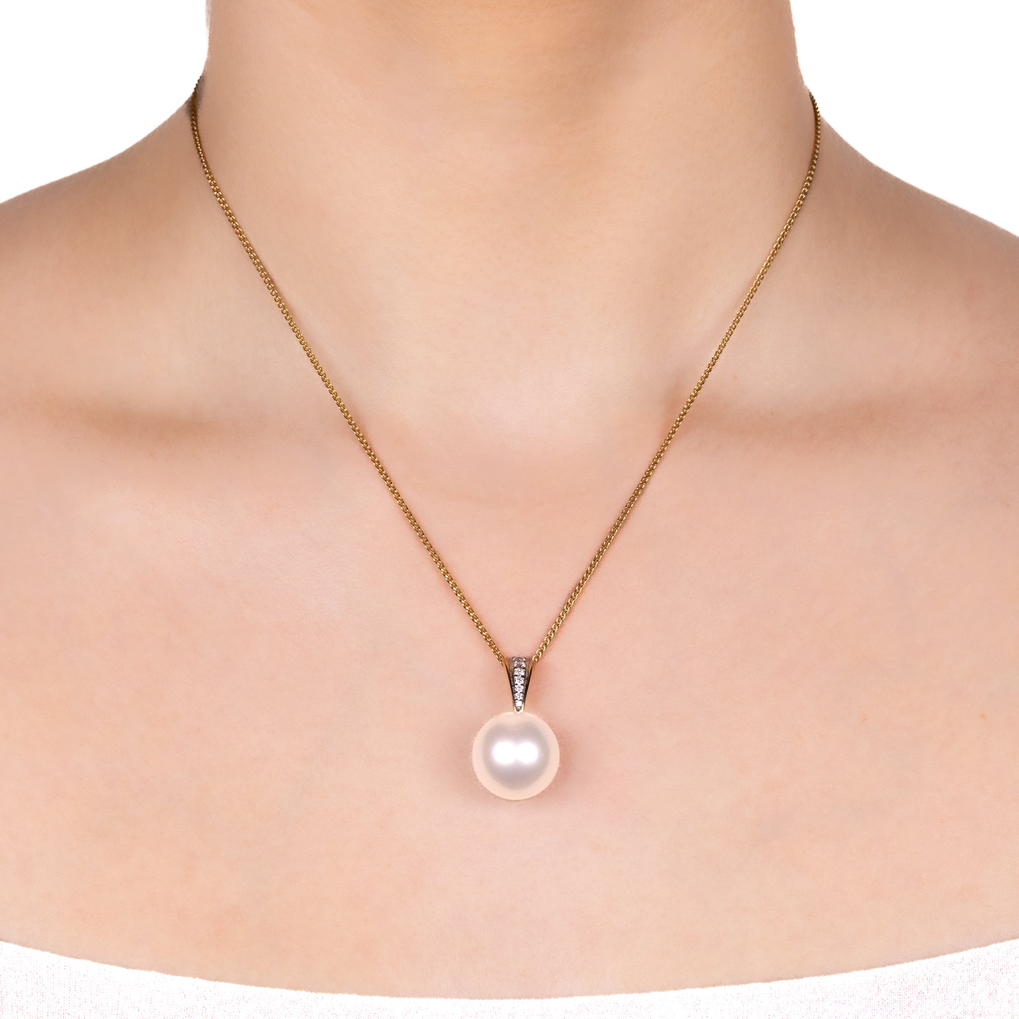 Pearl pendant necklace with 18k yellow gold chain on a model
