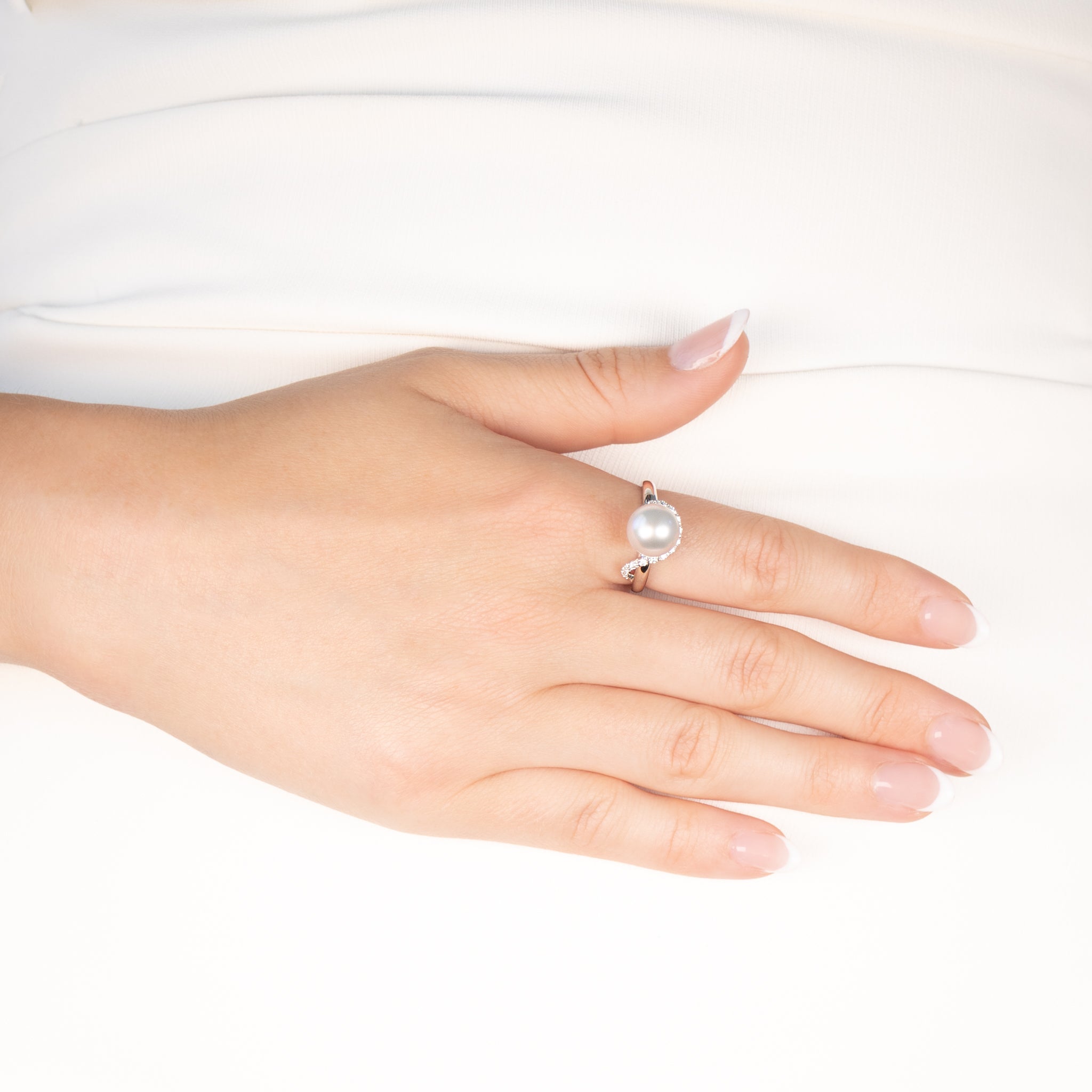 18K White Gold Australian South Sea 9-10 mm Cultured Pearl and Diamond Ring