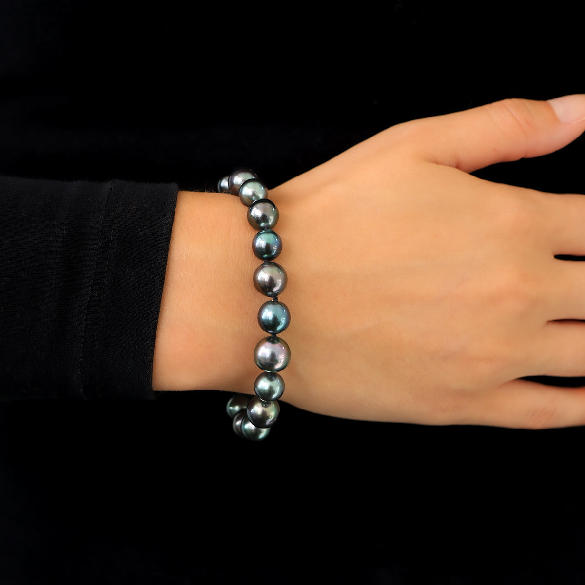 Tahitian Cultured Pearl 20 cm Strand Bracelet on model