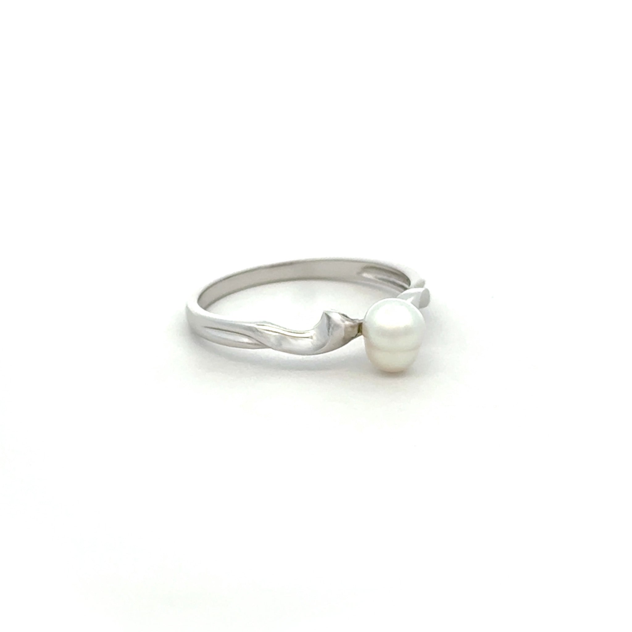 18K White Gold Australian South Sea 0.2 g Keshi Pearl Ring side flat view on white background